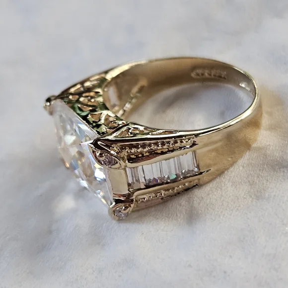 Elegant Silver Women's Ring with Clear Gemstone - Picture 11 of 14